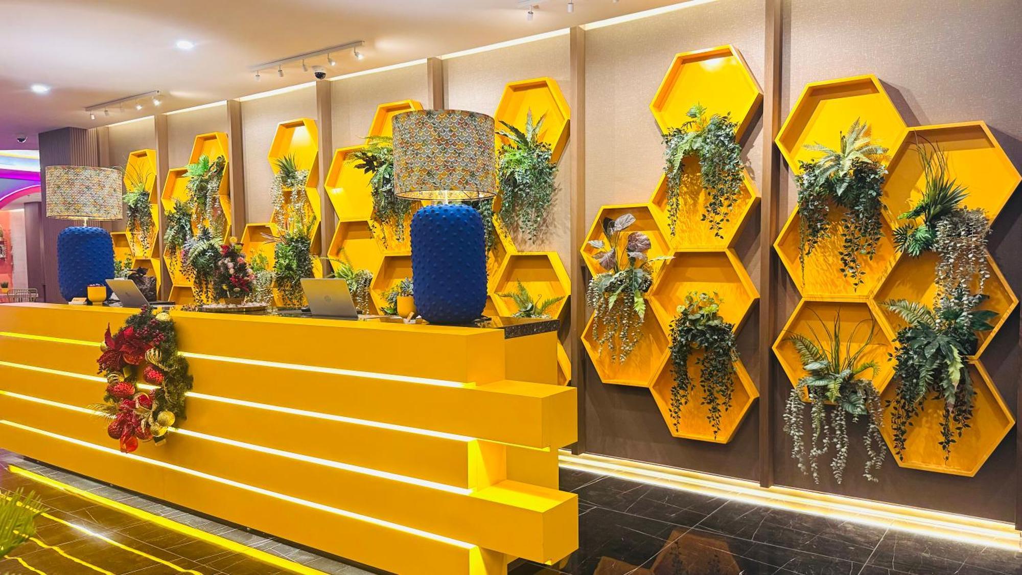 Yellow Bee Resort Cililitan Jakarta Exterior foto